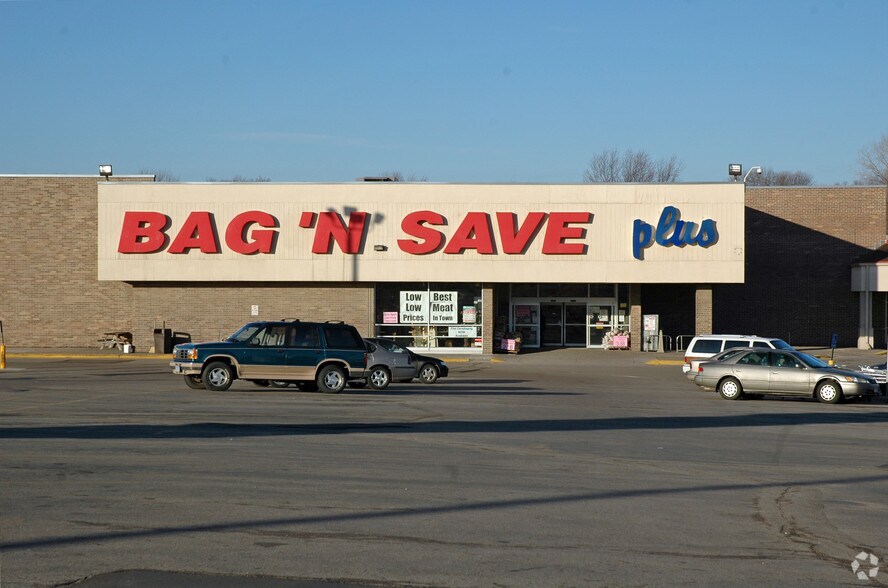 bag n save omaha ad style guru fashion glitz no frills supermarket weekly flyer