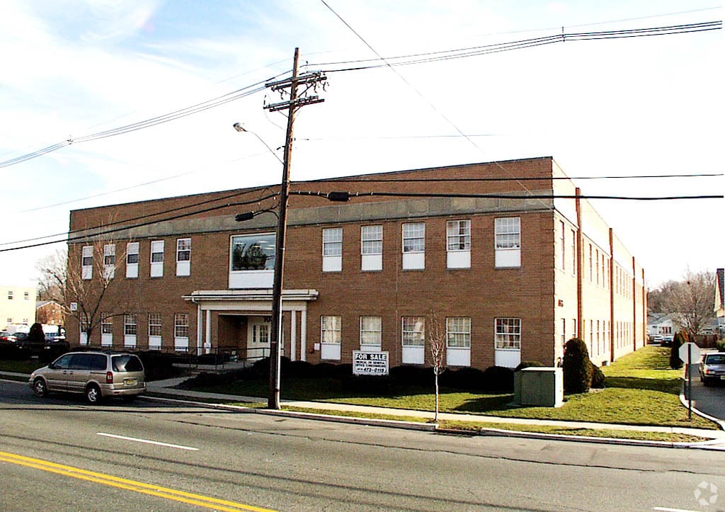 Commercial 1033 Clifton Ave