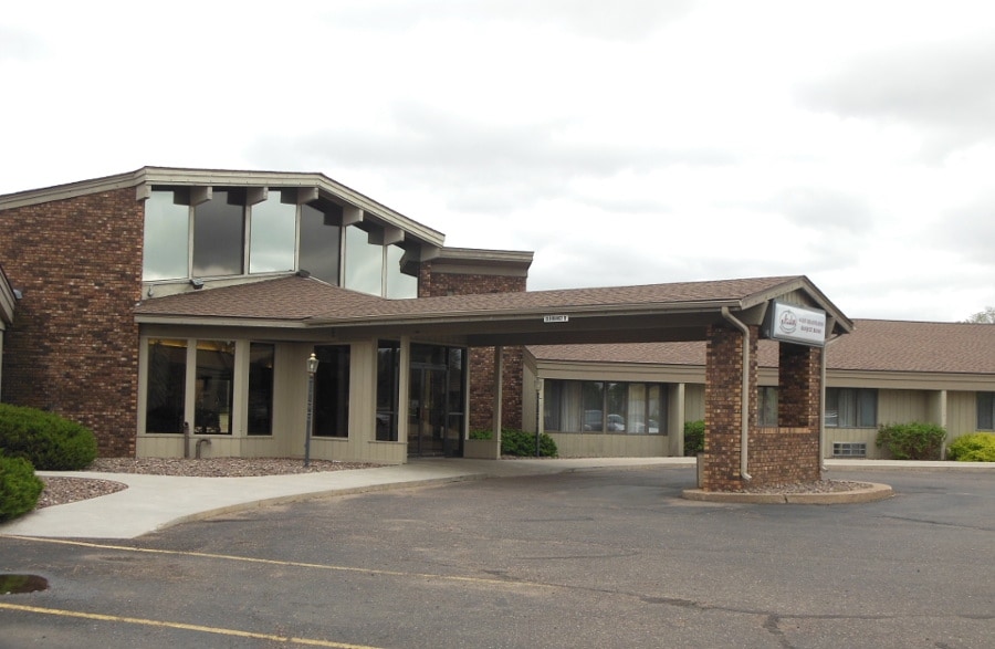 1009 W Park Ave Chippewa Falls Wi 54729 Hotel Property For 48 068 Sf Hospitality Building Offered At 2 350 000 In Chippewa Falls Wi