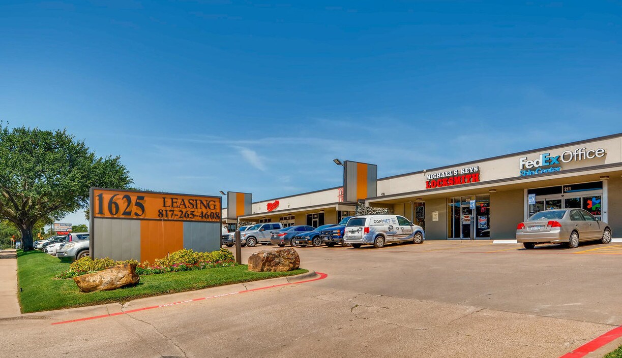1625 Mockingbird Lane Dallas-large-010-14-Exterior Front-1500x1000-72dpi