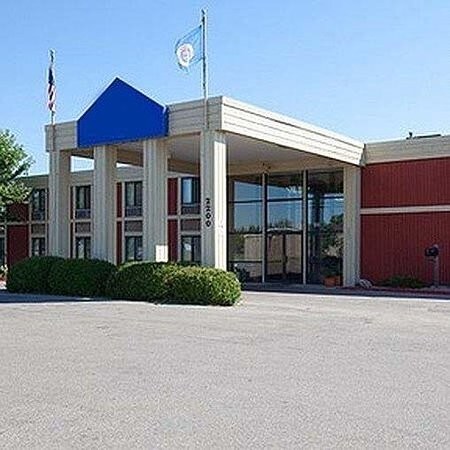 2200 University Ave Crookston Mn 56716 Hotel Property For Crookston Inn