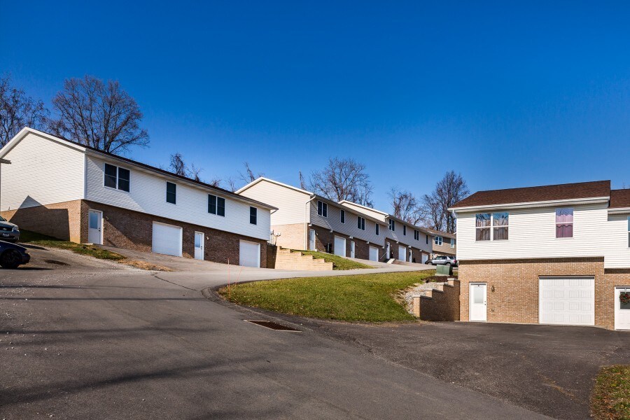 360 McClellandtown Rd, Uniontown, PA, 15401 Apartments Property For